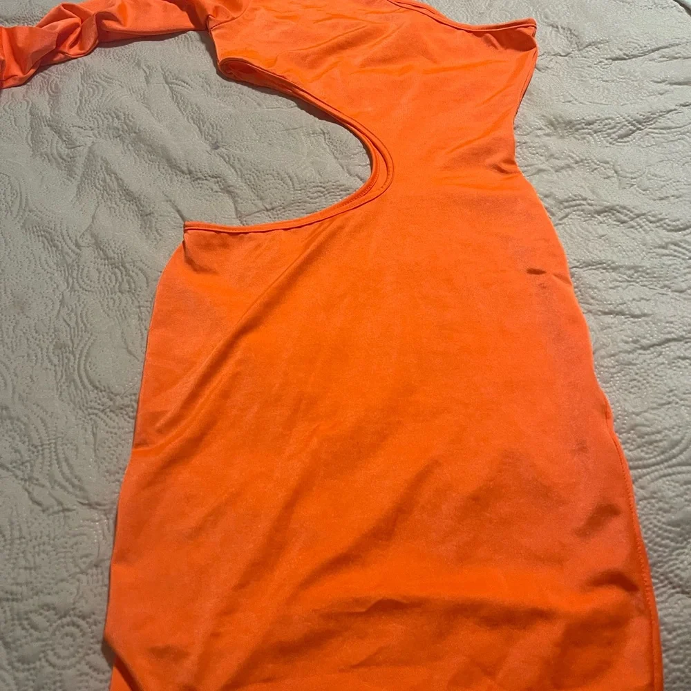 NWOT Bodycon, one sleeve dress - Picture 3 of 5